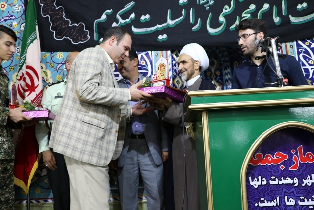 شهردار لاهیجان توسط امام جمعه این شهرستان تجلیل شد